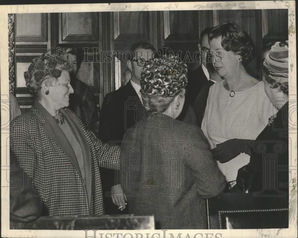 1963 Press Photo Ruth Miner greets Mary Goode Kronet in Albany, New York