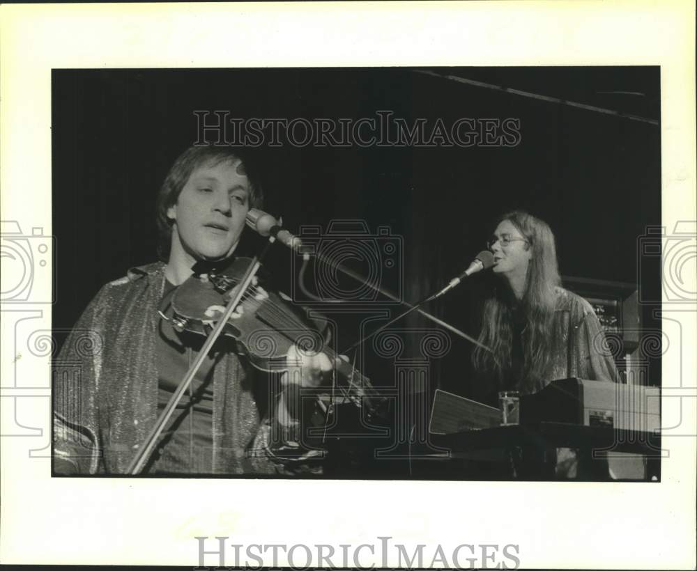 1979 Press Photo Ben Mink &amp; Cameron Hawkins perform musical set in New York- Historic Images