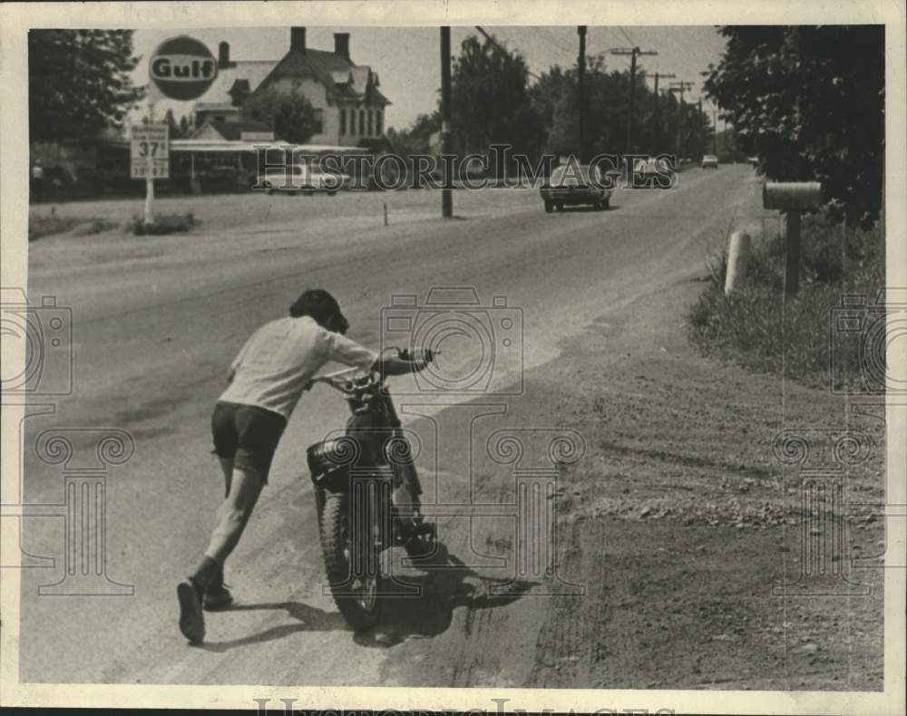 1972 Press Photo Boy pushes motorized minibike up New York street - tua29801