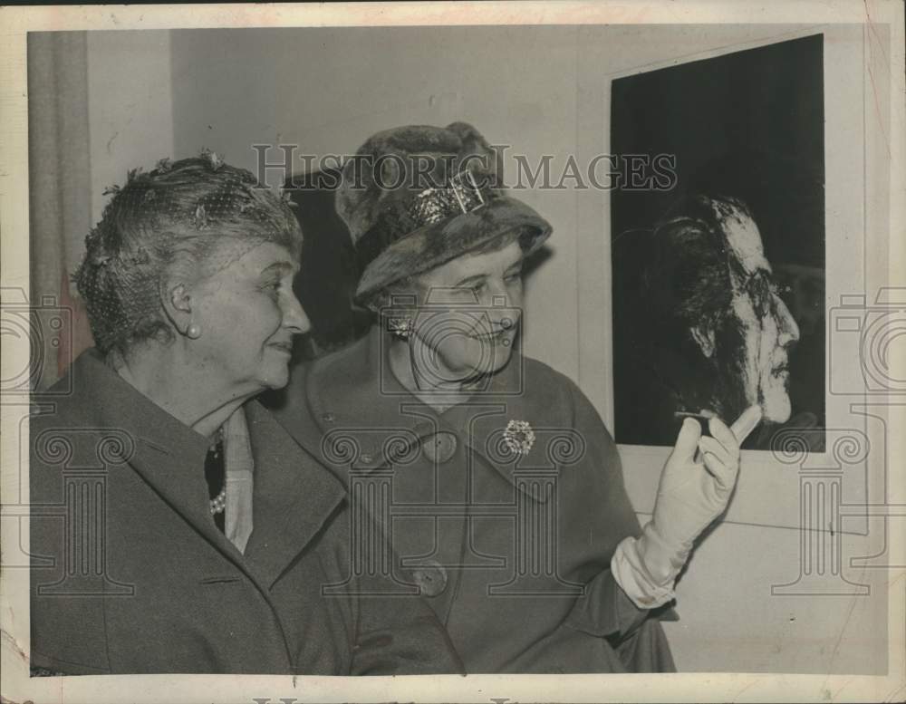 1963 Press Photo Nicky Mariano & Mrs. Kenneth Miner admire painting in New York- Historic Images