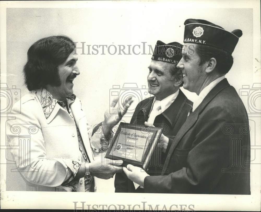1975 Press Photo New York Internal Revenue staffer honored for volunteer service