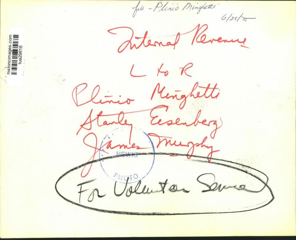 1975 Press Photo New York Internal Revenue staffer honored for volunteer service