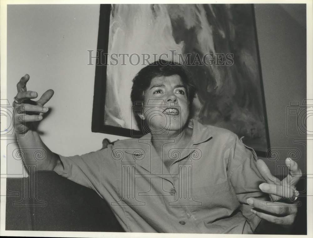 1991 Press Photo Playwright Yolanda Ortal Miranda at her Colonie, New York home- Historic Images