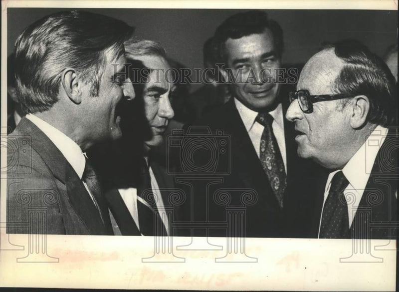 Load image into Gallery viewer, 1978 Press Photo Walter Mondale speaks with politicians in New York - tua29871
