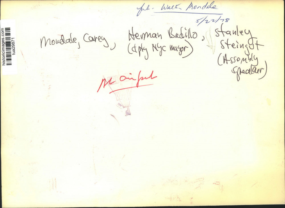 1978 Press Photo Walter Mondale speaks with politicians in New York - tua29871