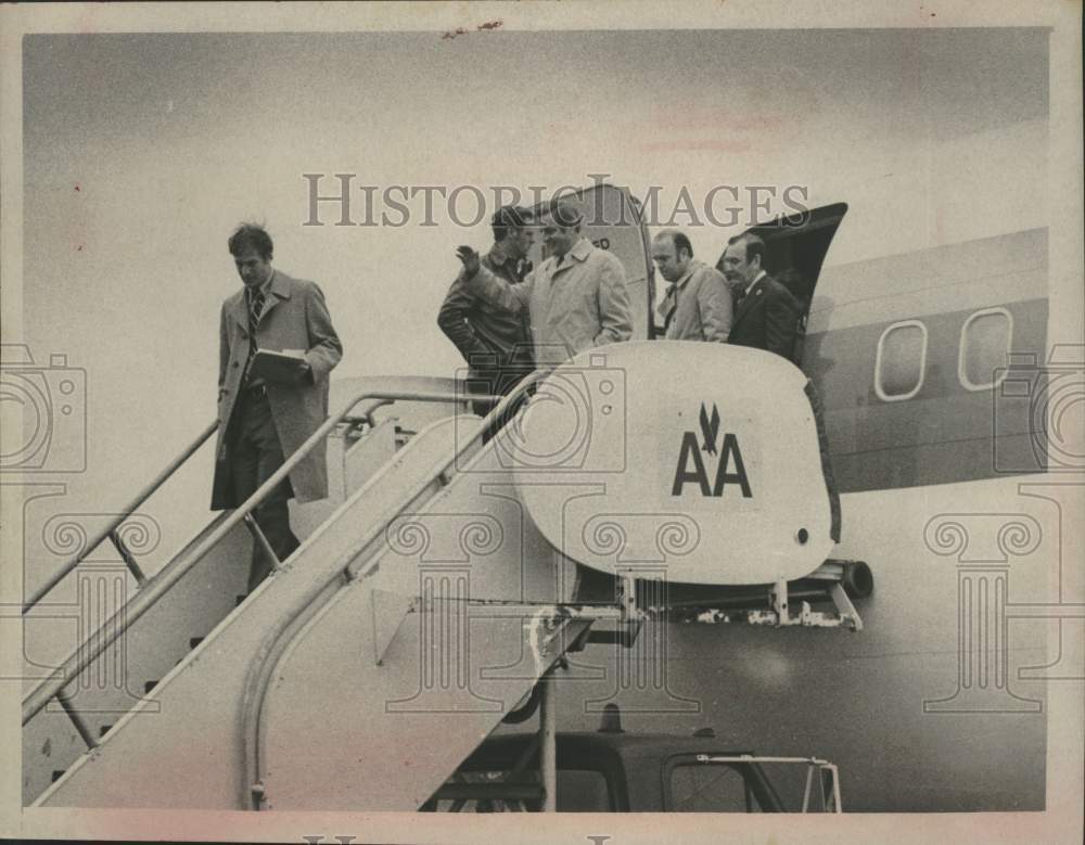 1976 Press Photo Senator Walter Mondale exits airplane in New York - tua29889