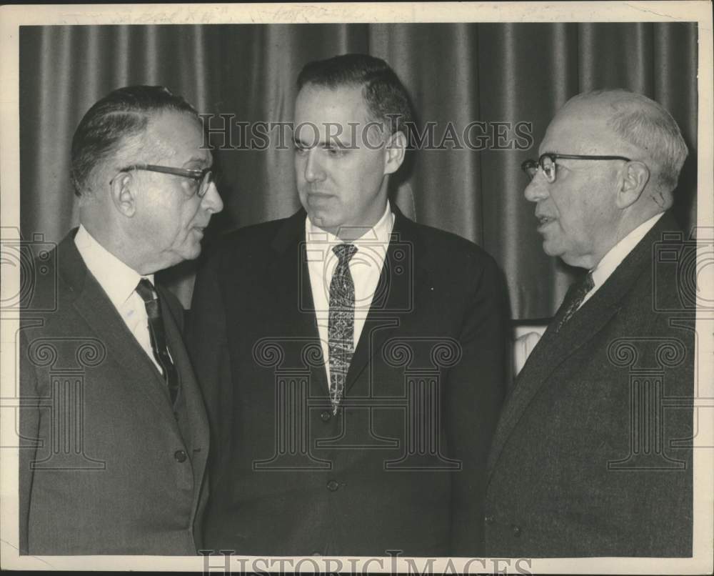 1963 Press Photo Arthur Levitt, State Comptroller, talks to others at dinner