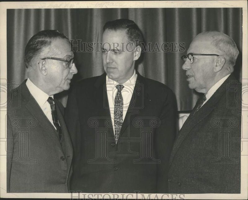 Load image into Gallery viewer, 1963 Press Photo Arthur Levitt, State Comptroller, talks to others at dinner

