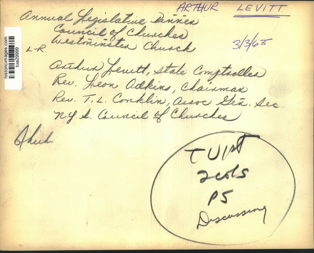 1963 Press Photo Arthur Levitt, State Comptroller, talks to others at dinner