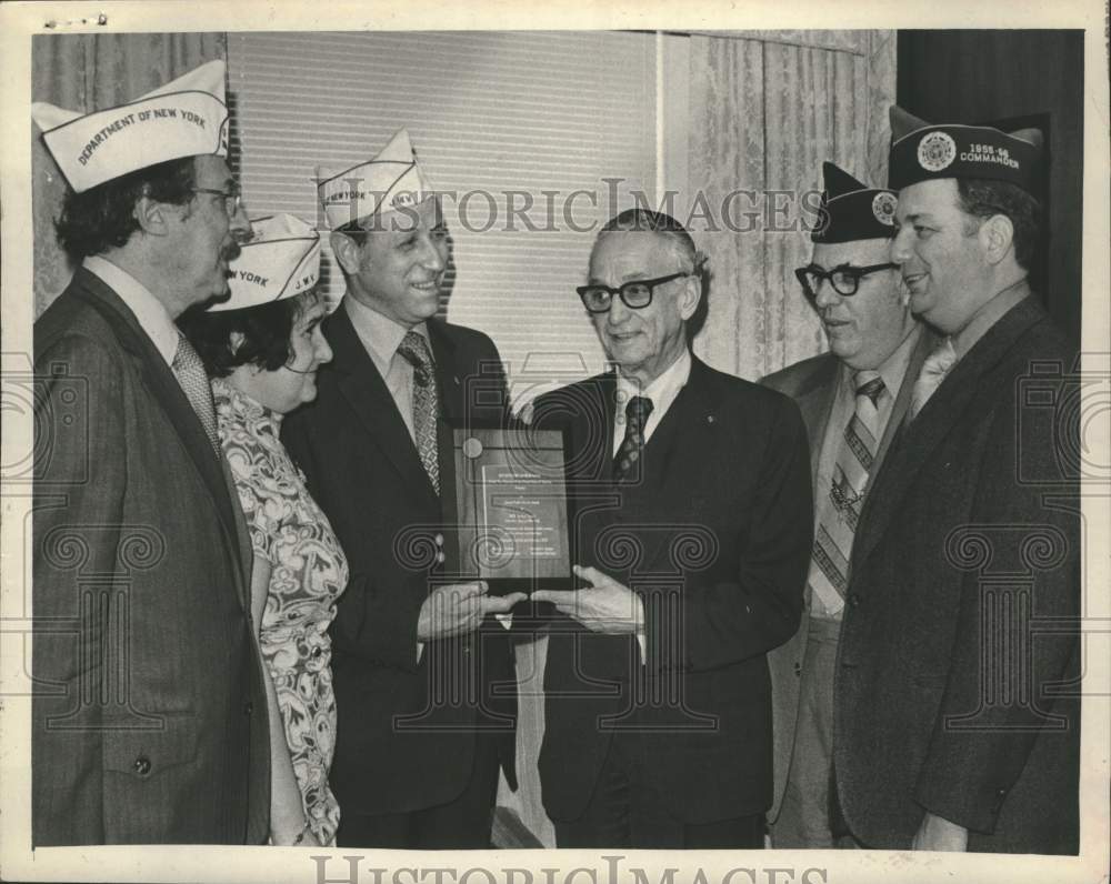 1972 Press Photo New York State Comptroller Arthur Levitt receives J.W.V. Award