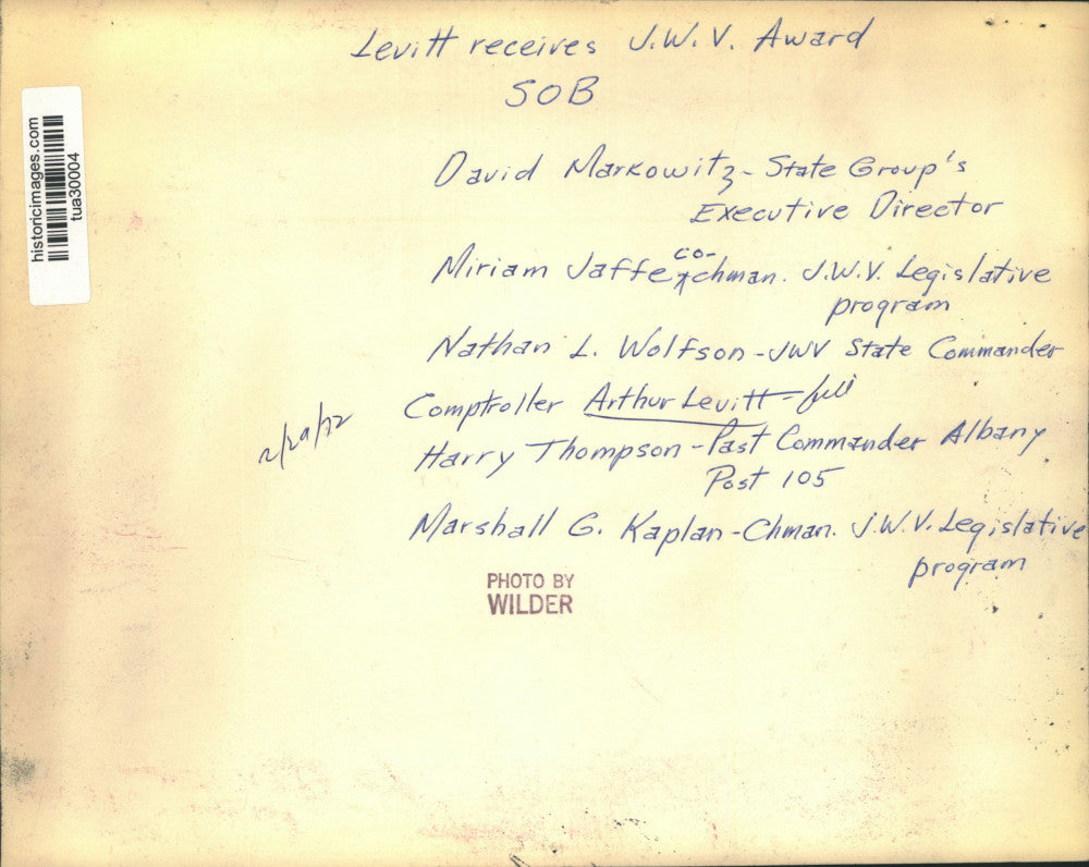 1972 Press Photo New York State Comptroller Arthur Levitt receives J.W.V. Award