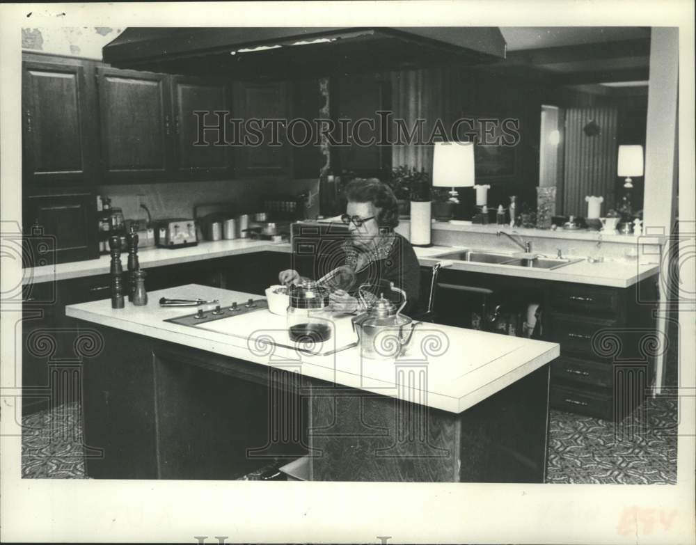1976 Press Photo Mrs Edna Lewis prepares a meal in her kitchen - tua30044