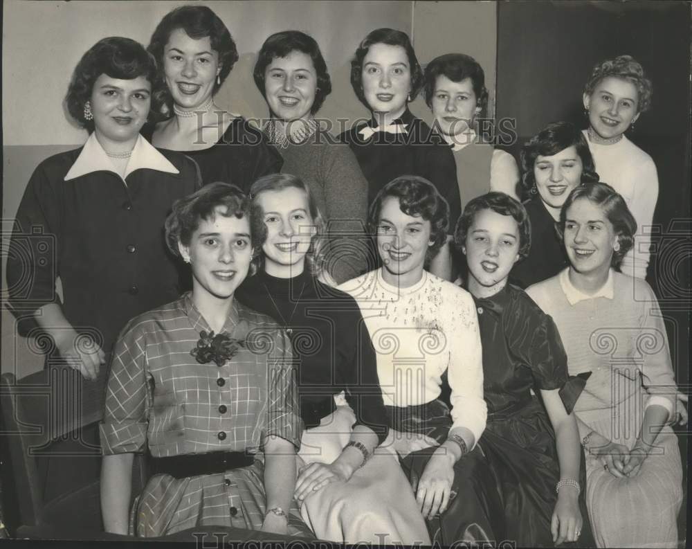 1954 Press Photo Students pose for photo at Milne School in Albany, New York
