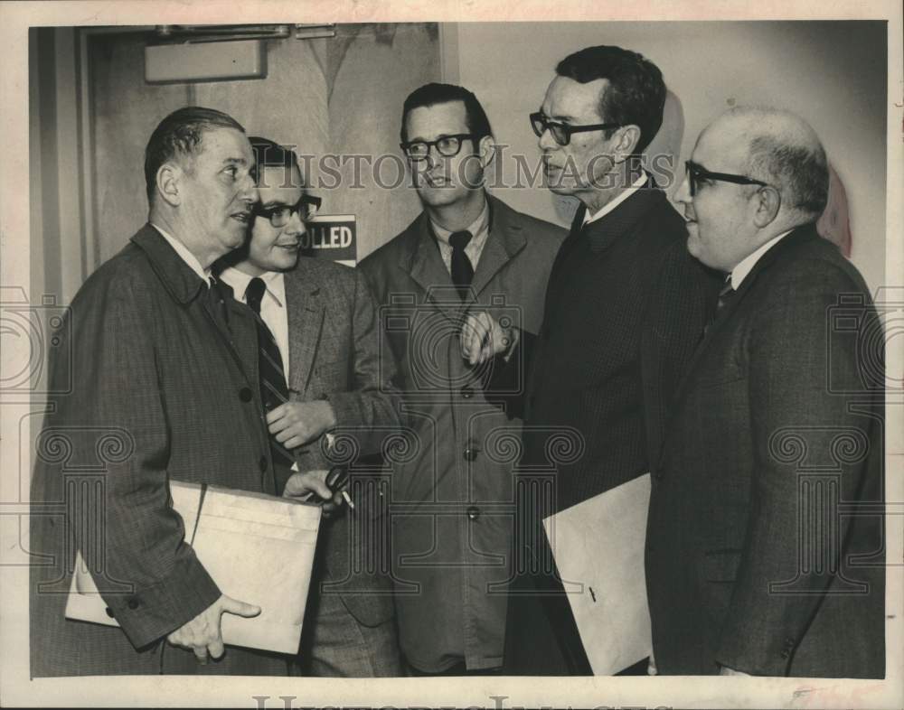 1969 Press Photo Businessmen converse in New York - tua30199