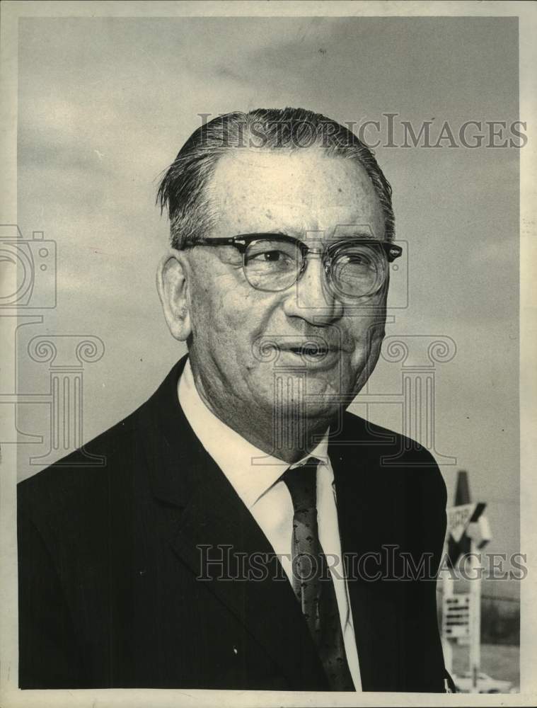 1965 Press Photo Albert Mader poses for photo outdoors - tua30246