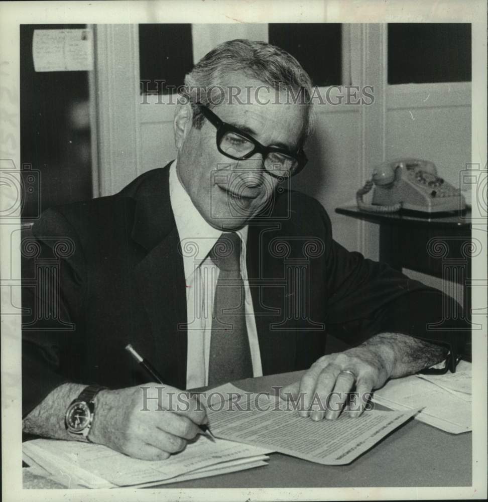 1978 Press Photo Joseph Mangino, works at his desk at IUE Hall, Schenectady, NY