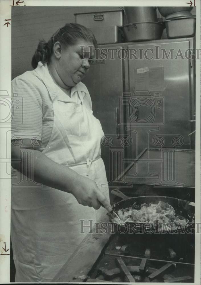 1976 Press Photo Jean Lussier prepares food at St. Agnes School, Cohoes, NY