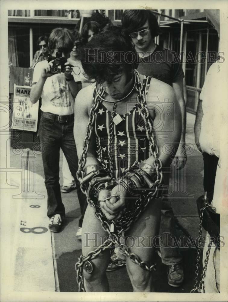 1977 Press Photo Escape artist Mario Manzini in locks &amp; chains in New York- Historic Images