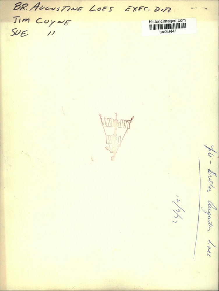 1977 Press Photo Brother Augustine Loes, Jim Coyne & Sue Coyne get food at event