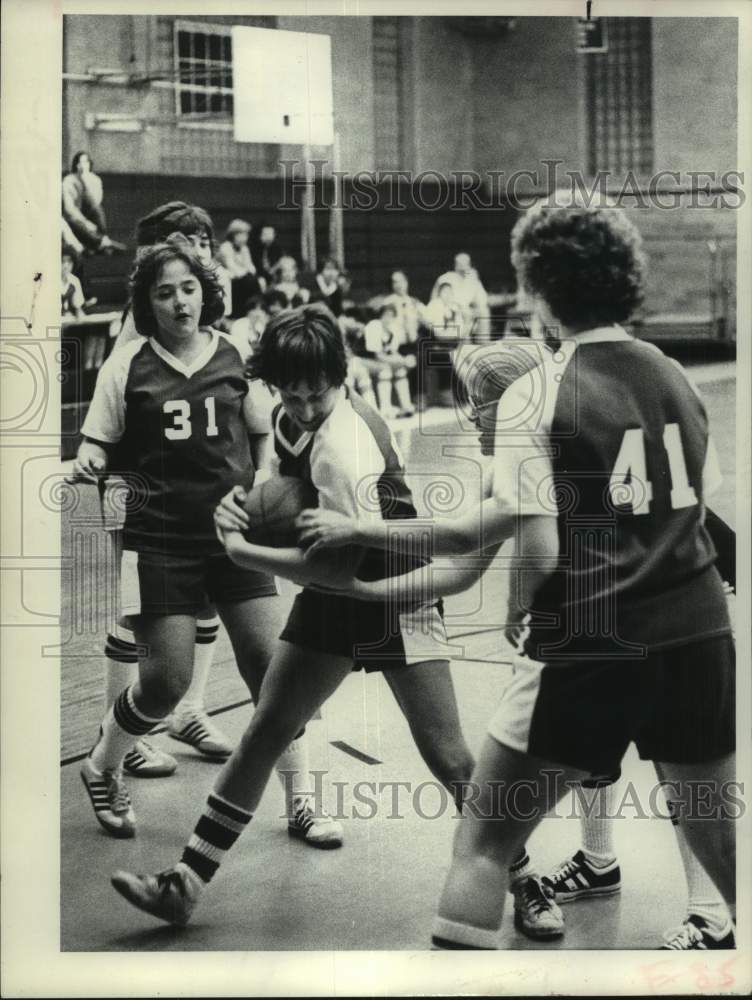 1977 Press Photo Basketball game action at Maria College in Albany, New York