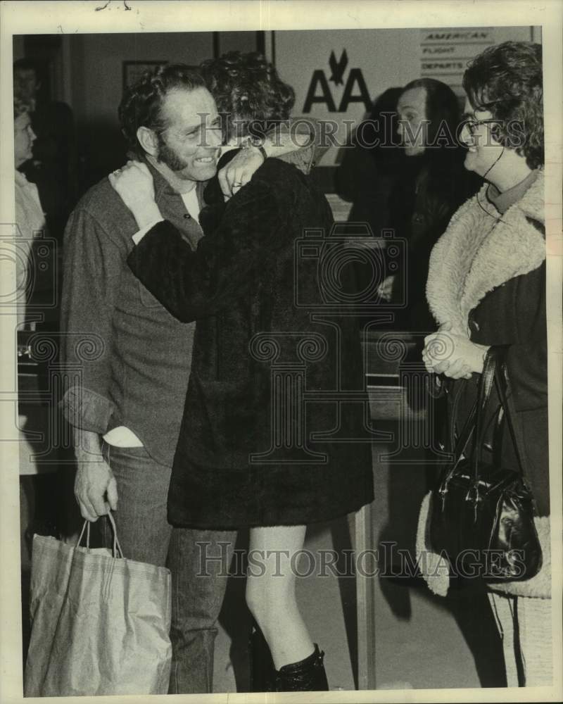 1976 Press Photo Evelyn Brownwell hugs James Robert (Parker) Baru at the airport