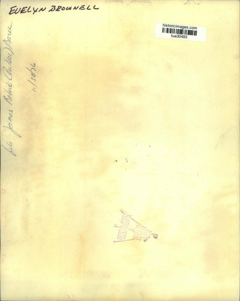 1976 Press Photo Evelyn Brownwell hugs James Robert (Parker) Baru at the airport