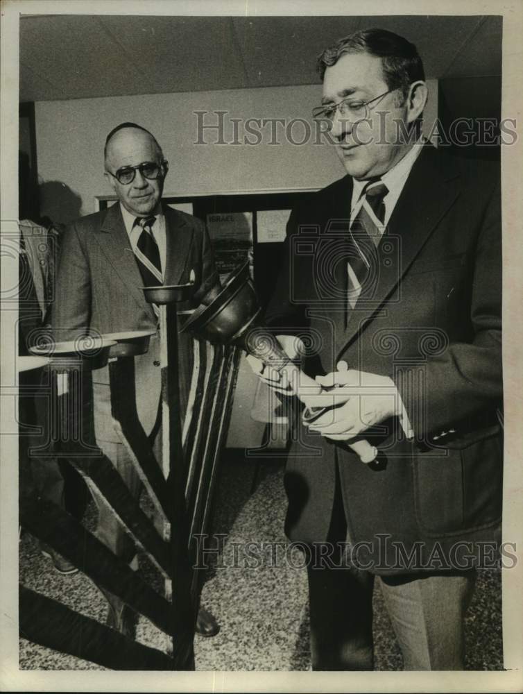 1973 Press Photo Lester Kommit watches as Ross Marcus lights Menorah Candles
