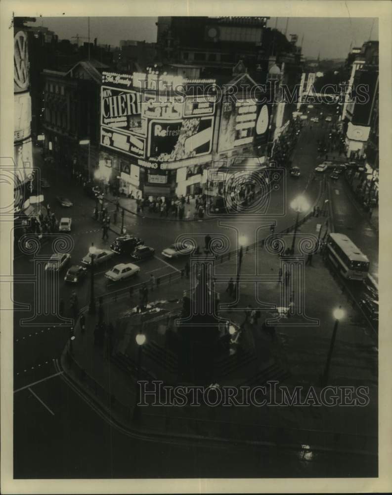 1974 Press Photo Nighttime street corner in London, England - tua30519