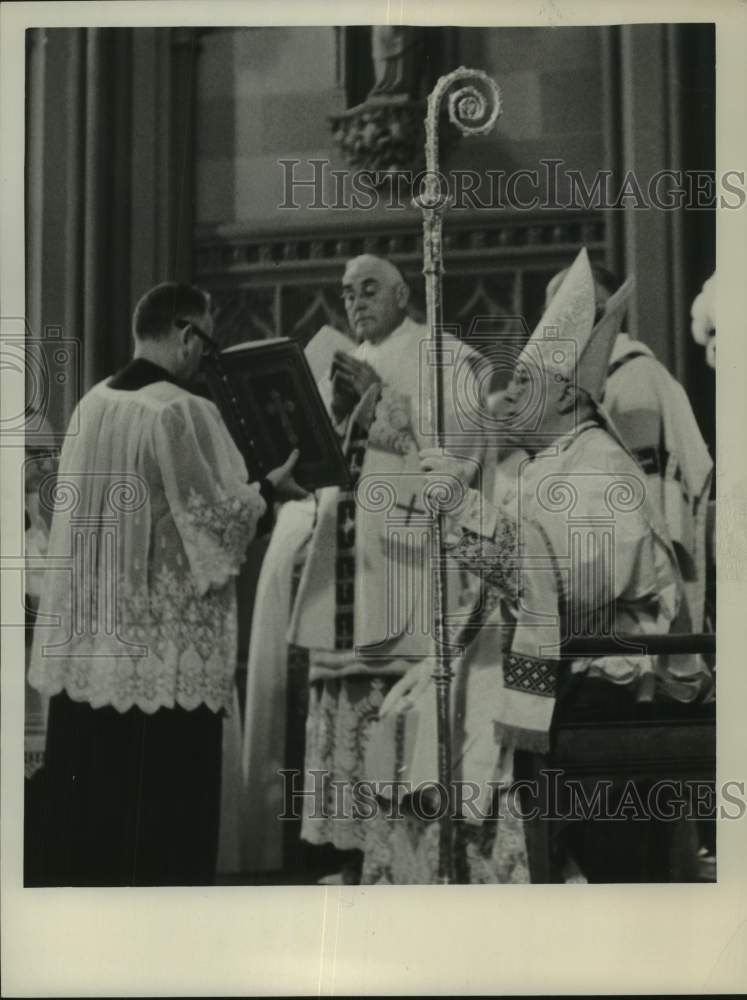 1957 Press Photo Bishop Edward Maginn celebrates Mass with other religious men