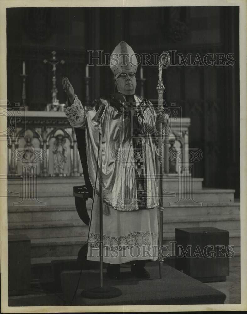 1968 Press Photo Bishop Edward J Maginn holds staff and celebrates mass