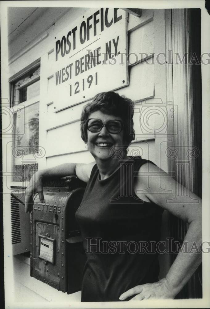 1977 Press Photo Mertie Lowden outside West Berne, New York Post Office