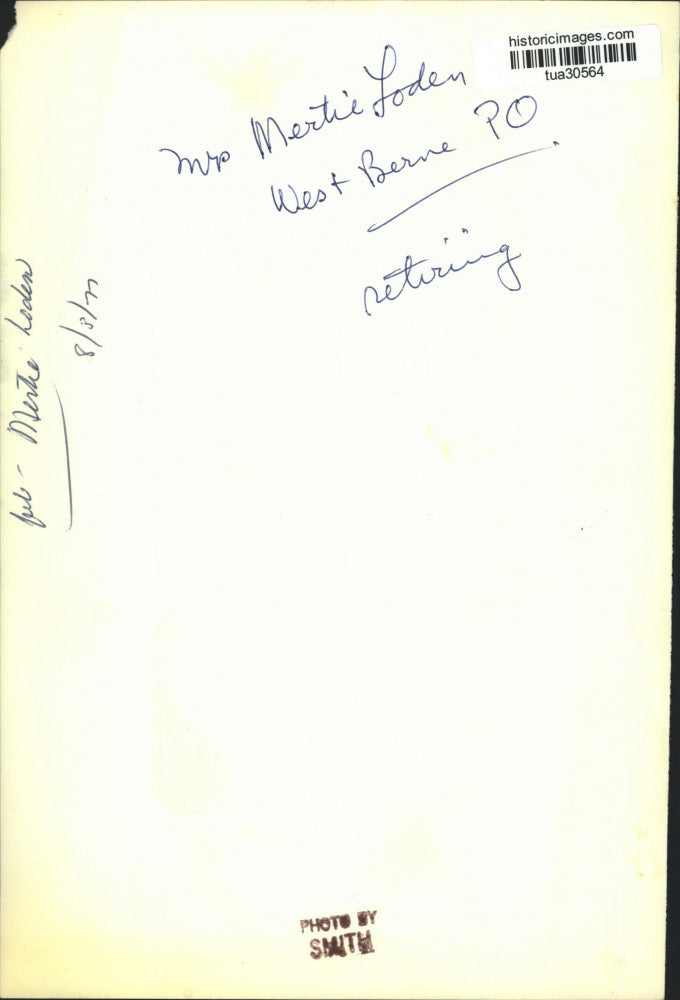 1977 Press Photo Mertie Lowden outside West Berne, New York Post Office