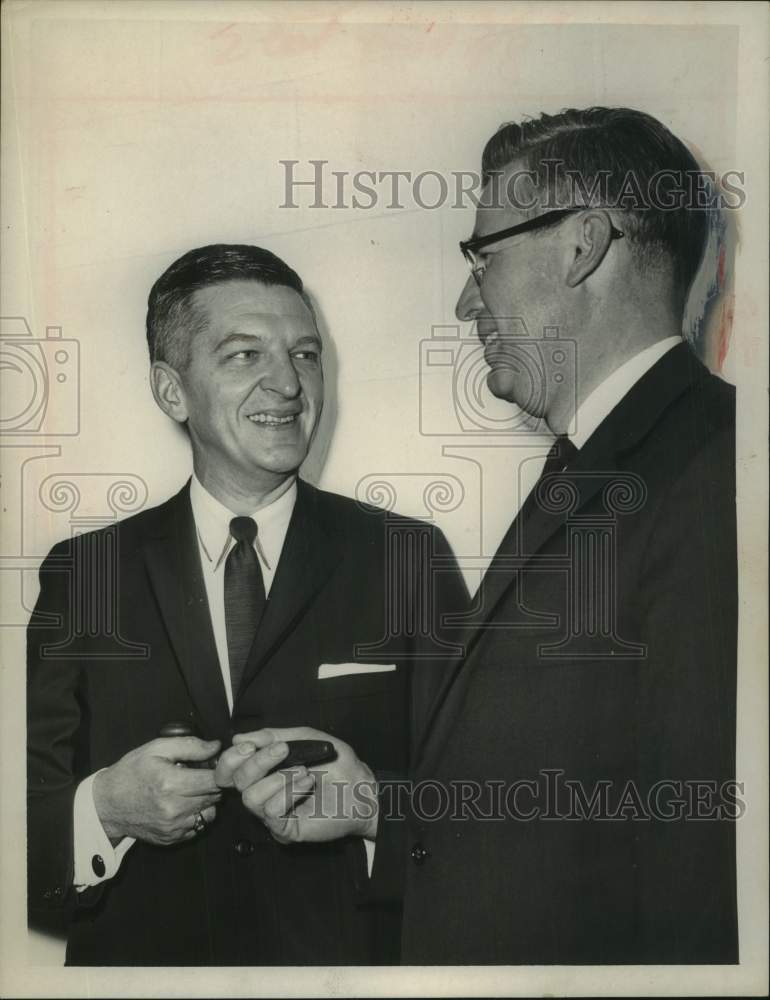 1965 Press Photo Charles Loftus holds gavel with another man at Normanside CC