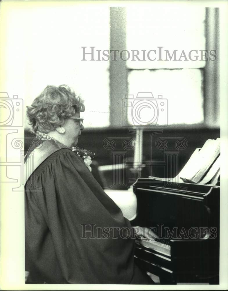 1990 Press Photo Helen Lofgren plays the piano at Hope Baptist Church, Albany NY- Historic Images