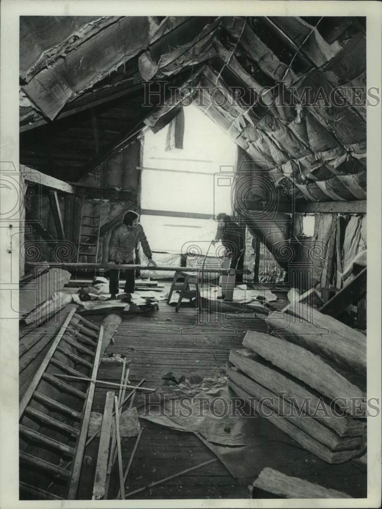 1974 Press Photo Peter Prince & Frank Coletta saw wood in Malta, New York barn