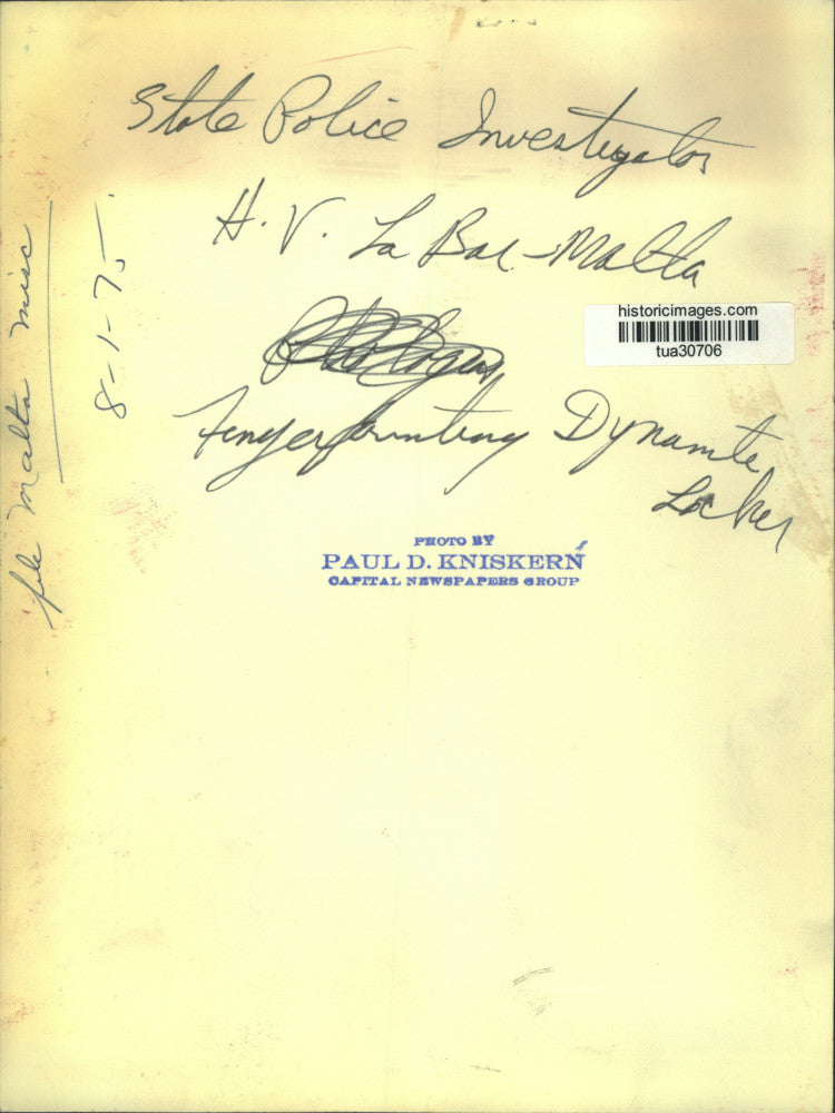 1975 Press Photo New York State Police investigator looks at dynamite locker