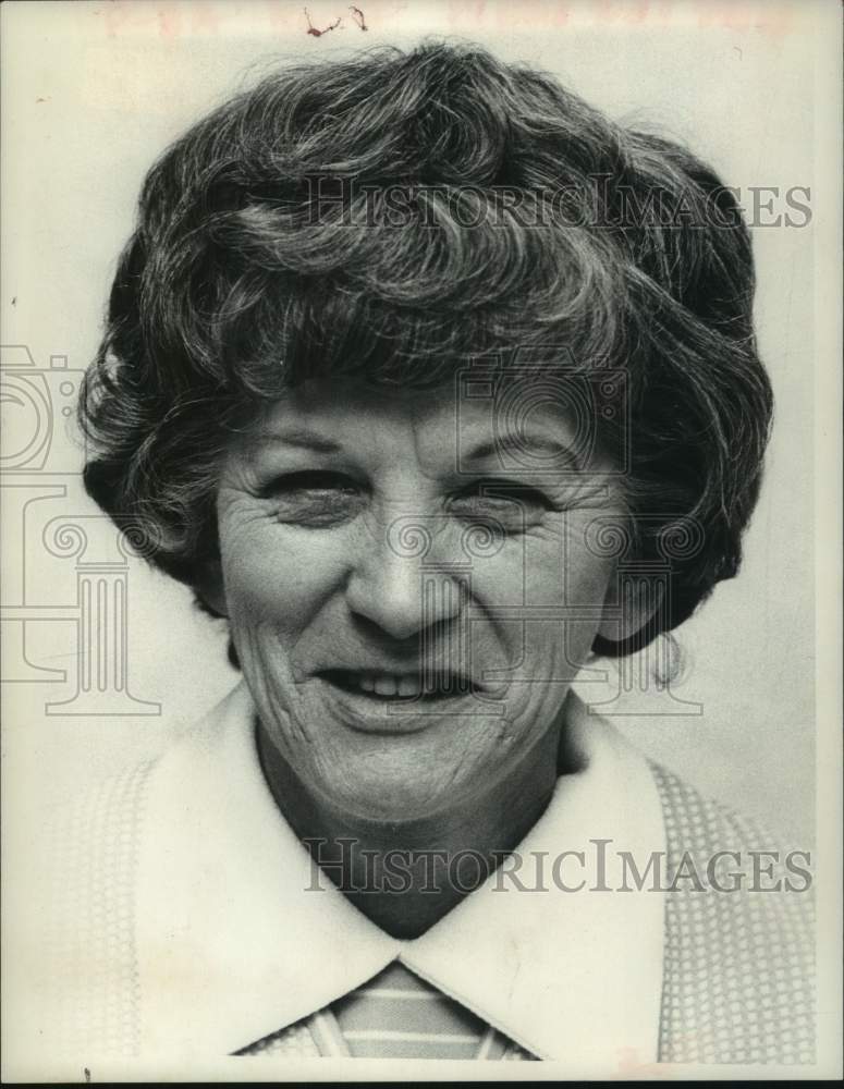 1975 Press Photo Martha Longacker smiles for her photo - tua30750