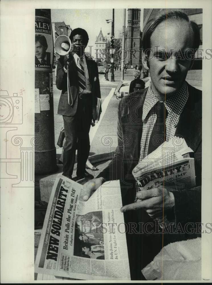 Load image into Gallery viewer, 1976 Press Photo Chris Lewis hands out newspaper &amp; Elijah Boyd talks on bullhorn
