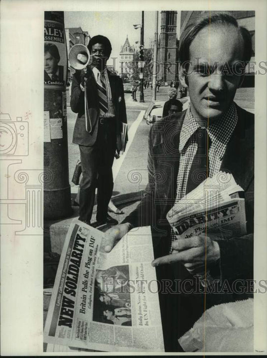 1976 Press Photo Chris Lewis hands out newspaper & Elijah Boyd talks on bullhorn