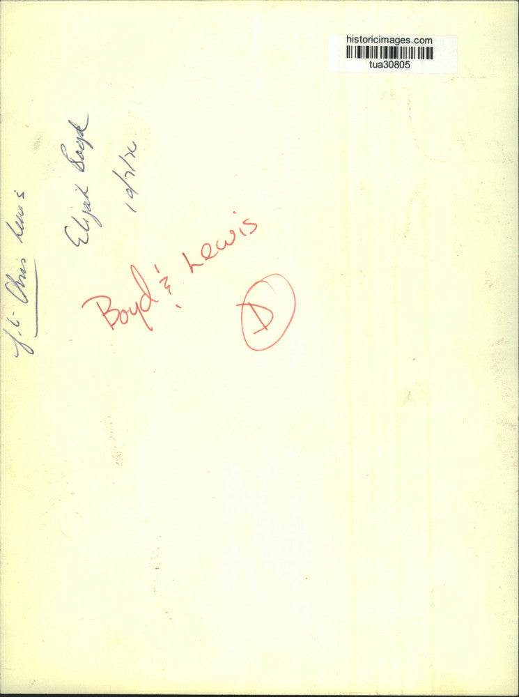 1976 Press Photo Chris Lewis hands out newspaper & Elijah Boyd talks on bullhorn