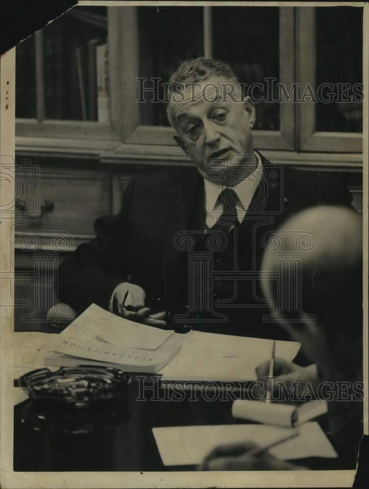 1960 Press Photo Arthur Levitt sits at his desk talking with another person