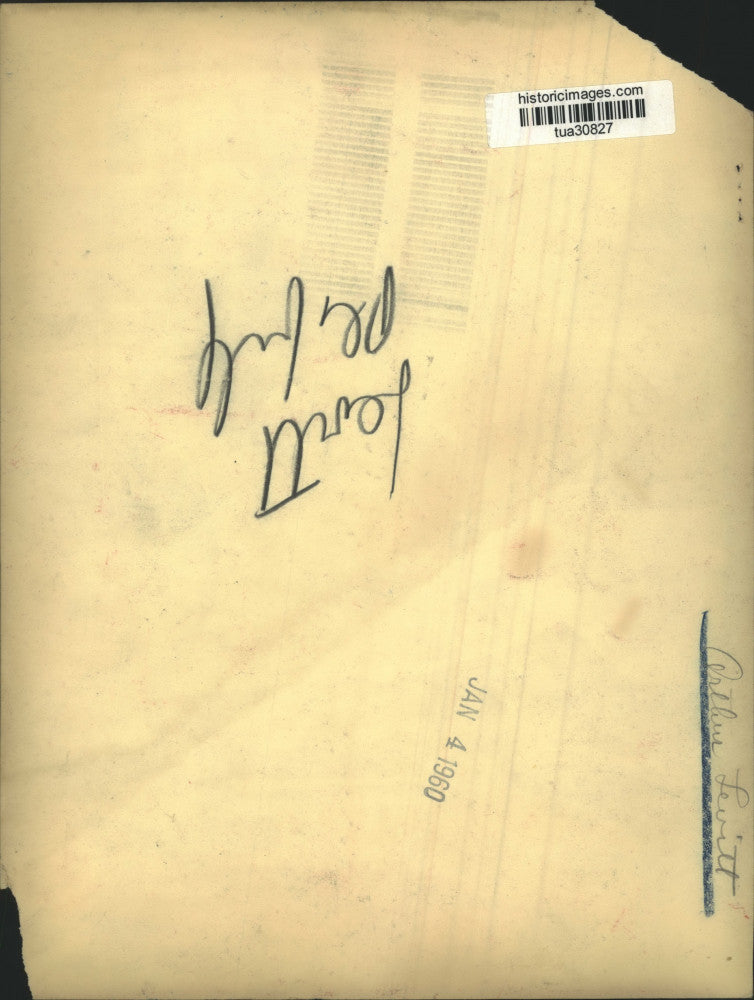 1960 Press Photo Arthur Levitt sits at his desk talking with another person