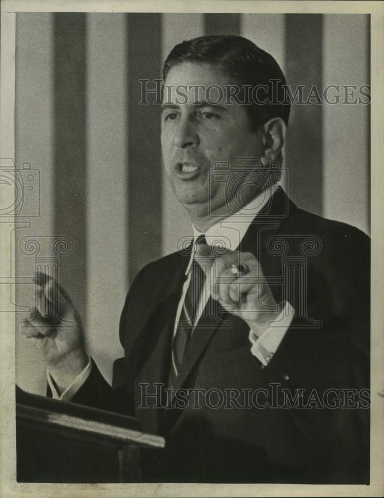 1969 Press Photo John Lomenzo speaks at a Boy Scout luncheon - tua30858