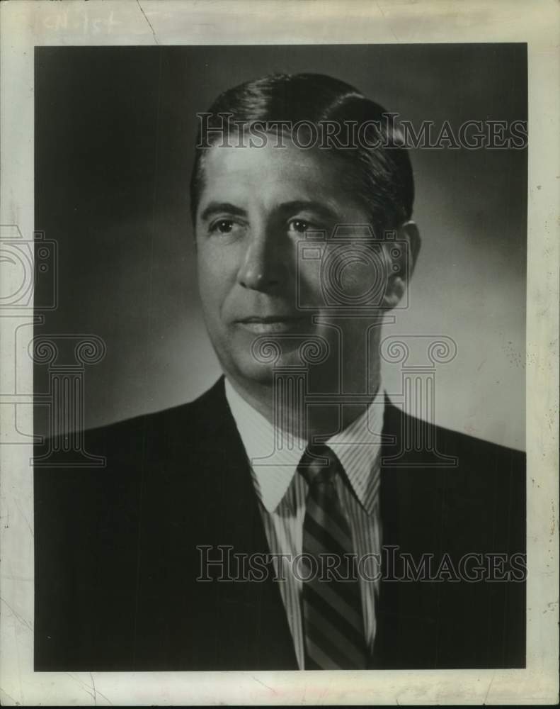 1973 Press Photo John P Lomenzo, New York Secretary of State, sits for portrait