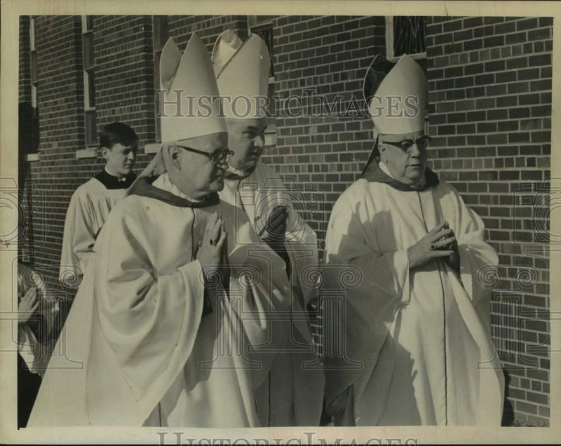 Load image into Gallery viewer, 1969 Press Photo Reverend Edward J Maginn, leads procession with others
