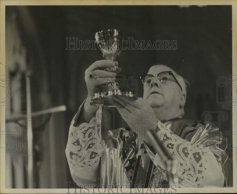 1968 Press Photo Bishop Edward J Maginn raises chalice during communion at mass