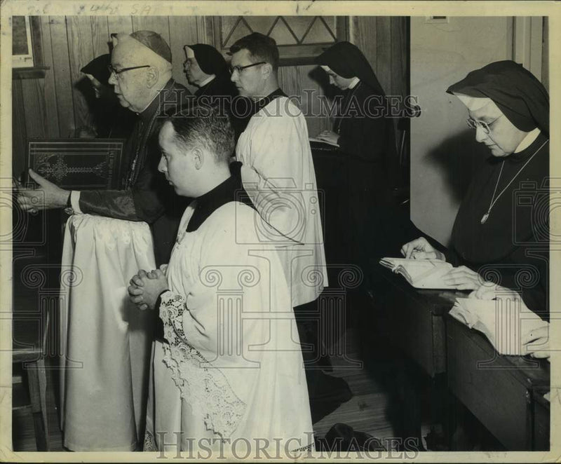 Load image into Gallery viewer, 1967 Press Photo Most Reverend Edward J Maginn kneels in prayer with others
