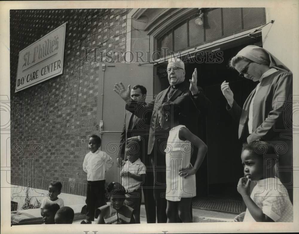 1970 Press Photo Church officials pose with children outside New York day care