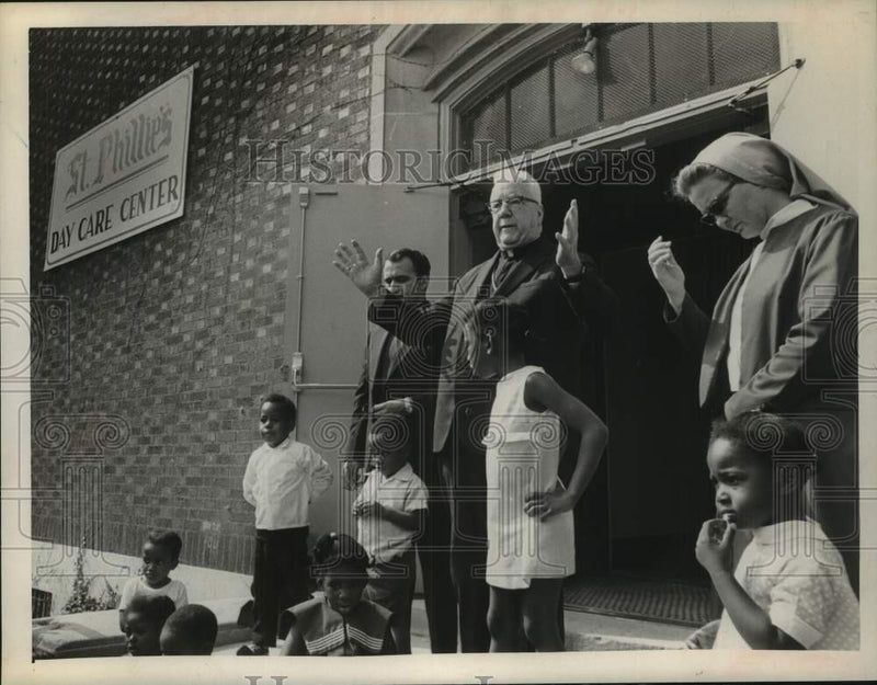 Load image into Gallery viewer, 1970 Press Photo Church officials pose with children outside New York day care
