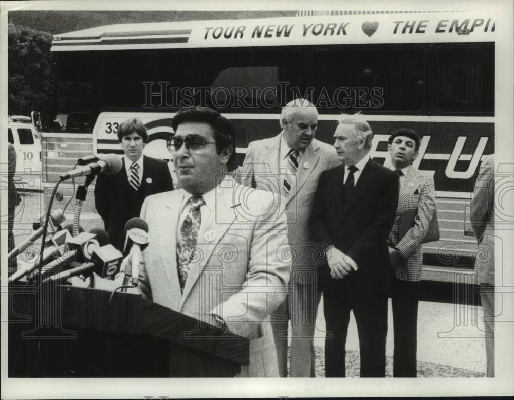 1980 Press Photo Louis A Magnano speaks at press conference promoting NY Tourism